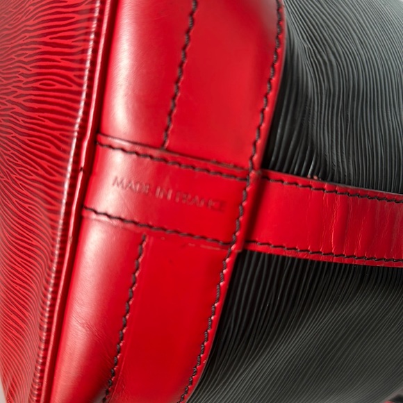 AUTHENTIC LOUIS VUITTON ÉPI NOE BI-COLOUR LEATHER SHOULDER BAG. - Picture 6 of 15